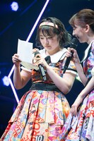 やたらとふりがなの入った手紙を確認する柏木ひなた（左）と真山りか（右）。