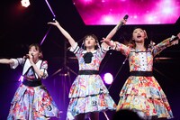 左から真山りか、中山莉子、小林歌穂。