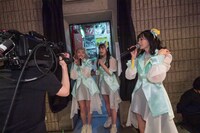 フロアに降りて歌うTask have Fun。（撮影：林晋介）