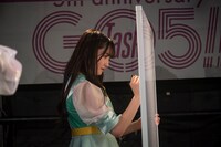 「チキチキ！Task！みんなと繋がろう！のコーナー!!!」に挑戦する里仲菜月。（撮影：林晋介）