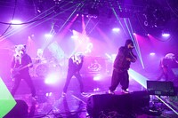 「database feat.TAKUMA（10-FEET）」のパフォーマンスの様子。(c)日本テレビ