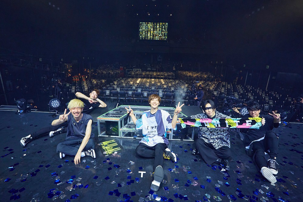 終演後に記念撮影するSPYAIR。（撮影：鳥居洋介）