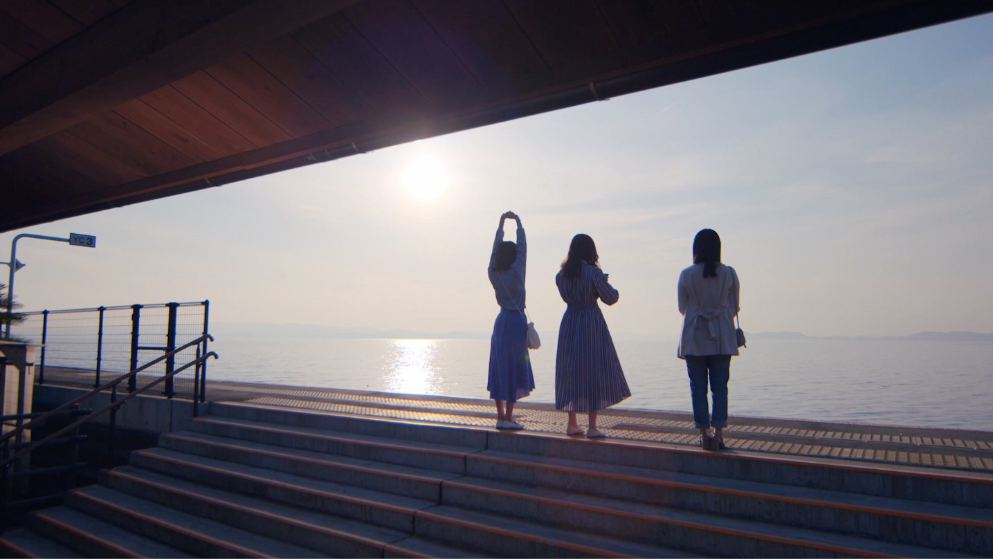 HKT48「君とどこかへ行きたい-つばめ選抜」のミュージックビデオより。