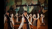 日向坂46「声の足跡」ミュージックビデオのワンシーン。