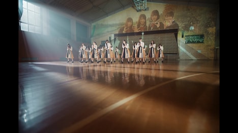日向坂46「声の足跡」ミュージックビデオのワンシーン。