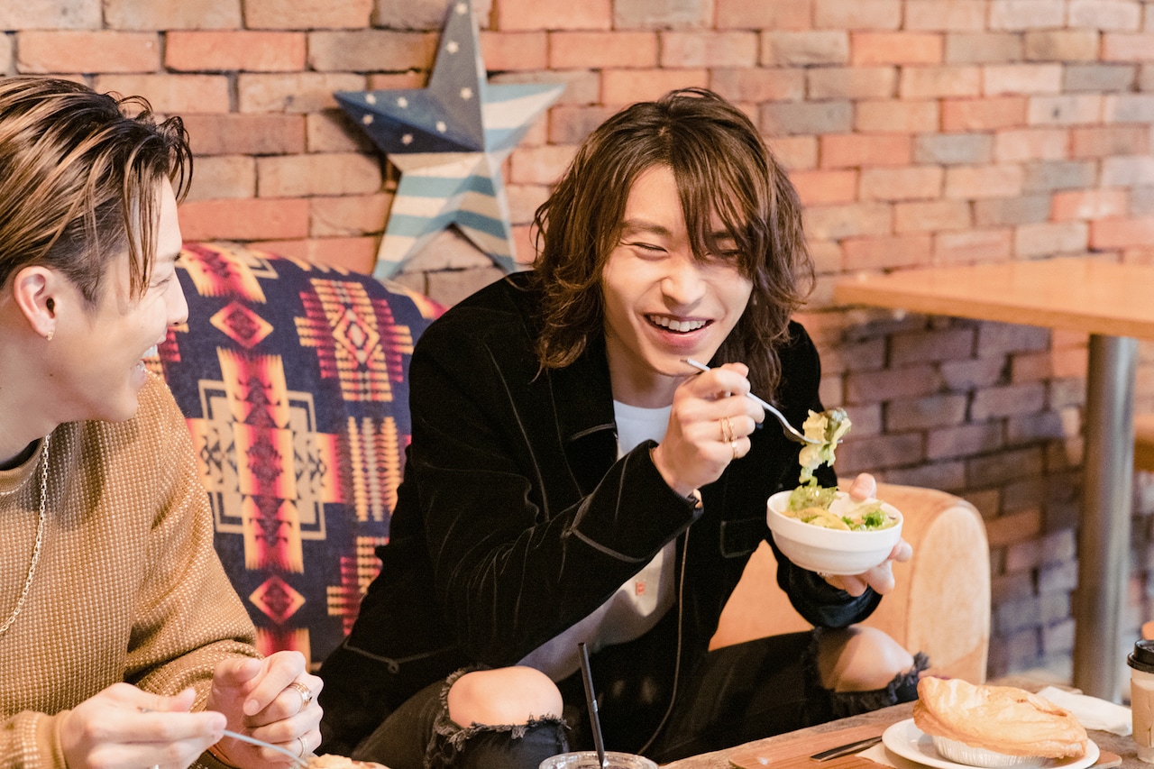 サラダを食べる阿部顕嵐さん。