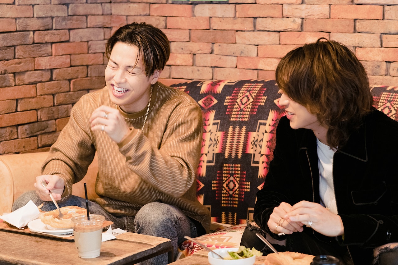 談笑するRIKUさん、阿部顕嵐さん。