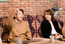 ひさびさの再会を喜ぶRIKUさんと阿部顕嵐さん。