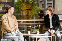 テラス席で笑い合うRIKUさんと阿部顕嵐さん。