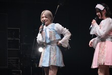 ライブ冒頭に付け忘れていたベルトをしっかり巻いて登場した羽島めい（左）。