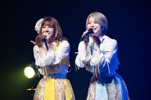 デュエット曲「SISTERS 」を歌う羽島みき（左）と羽島めい（右）。