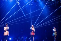 「Erasor」を歌う小山ひな、一ノ瀬みか、塩見きら（左から）。