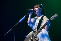 ギターを演奏しながらソロ曲「Twenty」を歌う塩見きら。