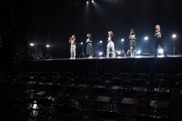 パイプ椅子が並べられた無人のフロア。