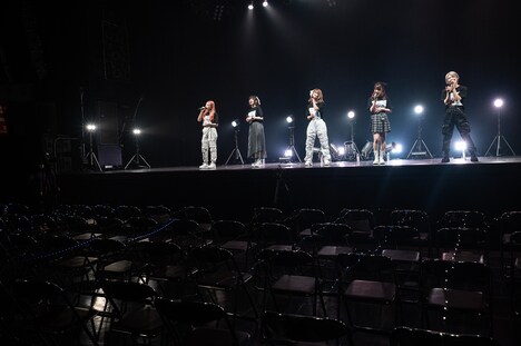 パイプ椅子が並べられた無人のフロア。