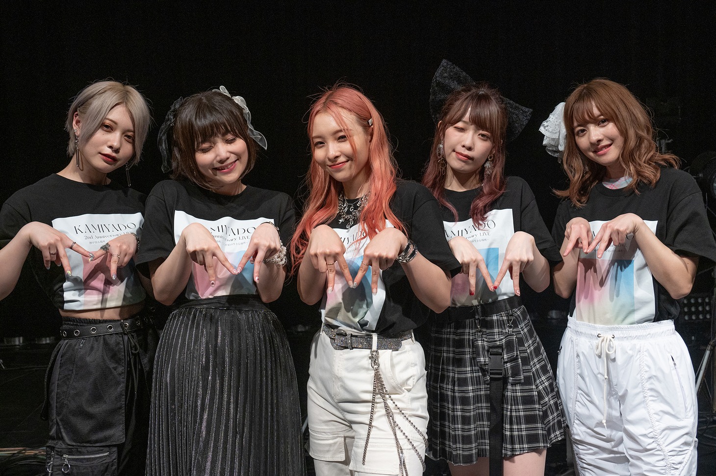 「ぴあアリーナMM」ポーズを決める神宿。