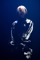 クールに登場しソロ曲「intro:Attitude」を披露した羽島めい。