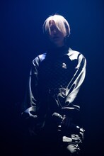 クールに登場しソロ曲「intro:Attitude」を披露した羽島めい。