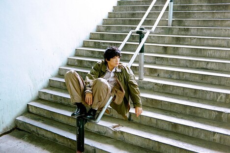 アーティストデビューするナインティナイン矢部の楽曲で作詞、作曲を担当する石崎ひゅーい。