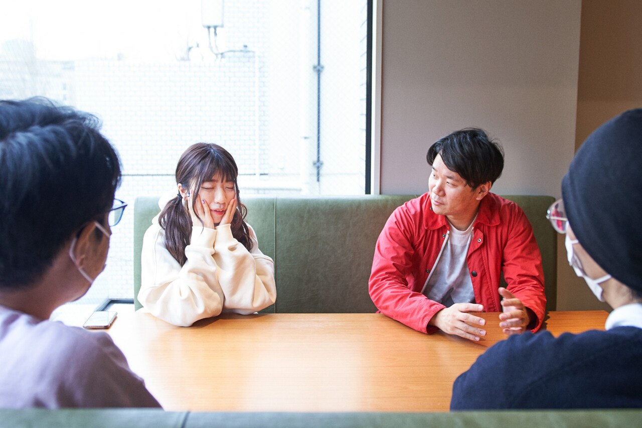 左からぱいぱいでか美、劔樹人。