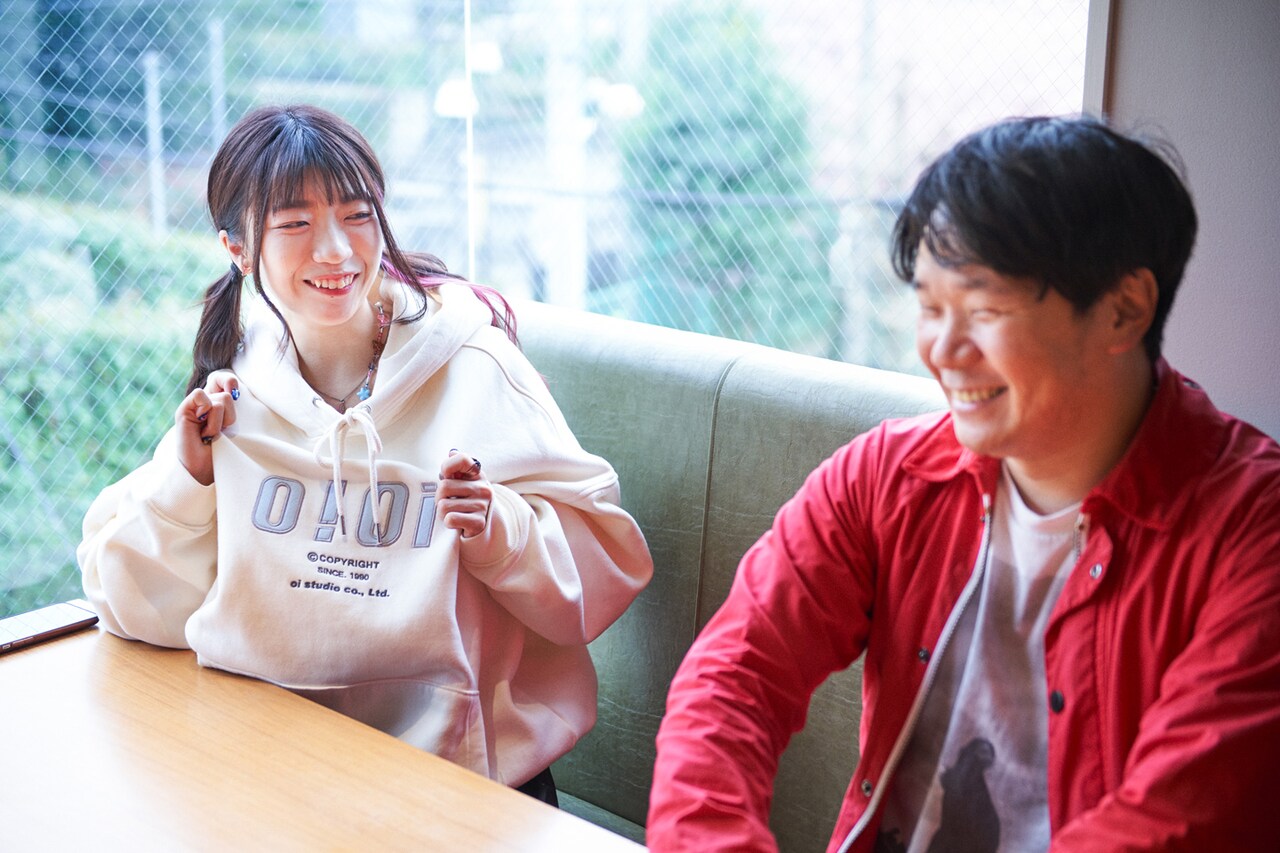 左からぱいぱいでか美、劔樹人。