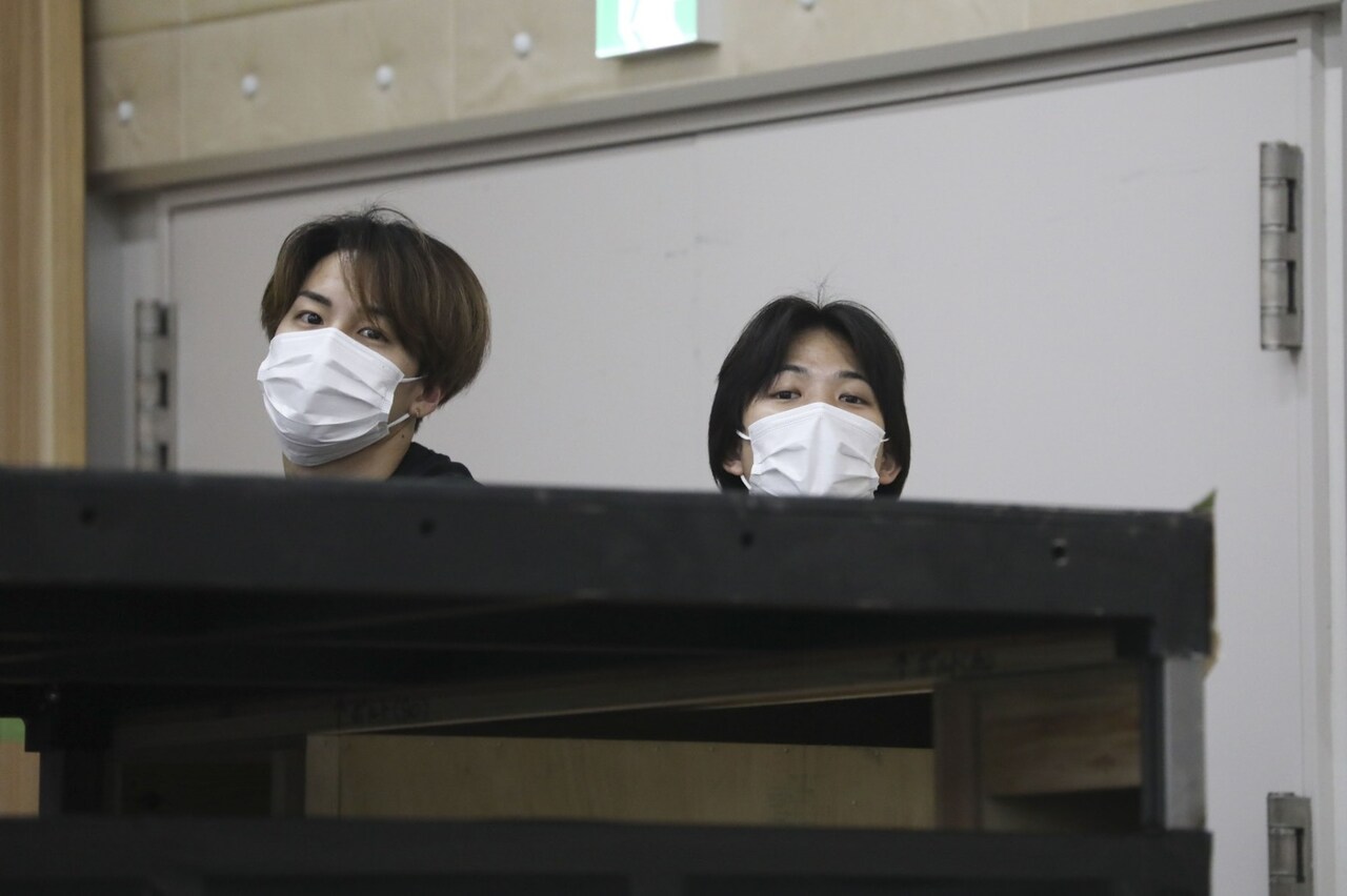 舞台稽古中、ちょっとしたおふざけタイムの僕と翔吾です。笑笑←真面目にやれw（写真提供：RIKU）