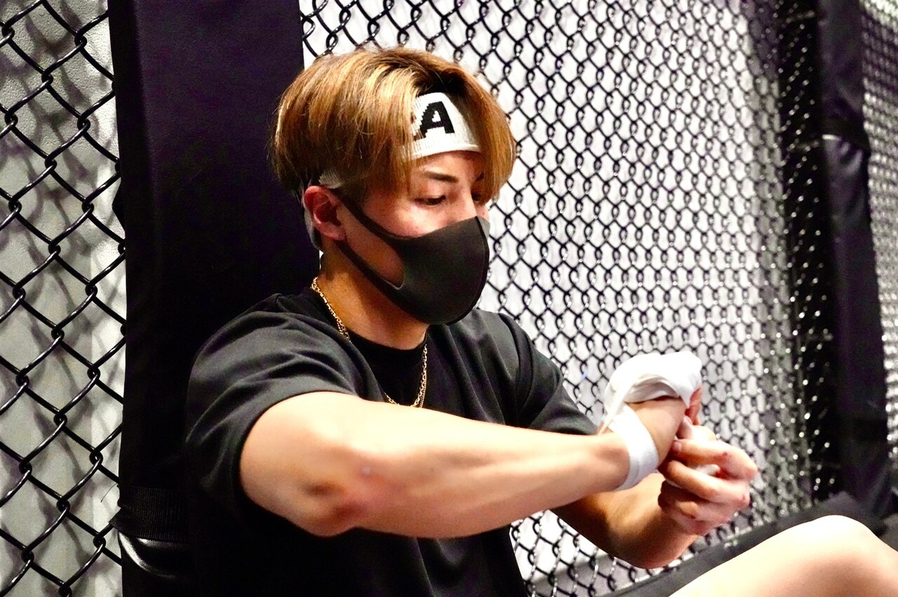 バンテージを巻いてる僕です。これがないともっと拳がボロボロになっちゃうので……丁寧に巻いてます！！（写真提供：RIKU）