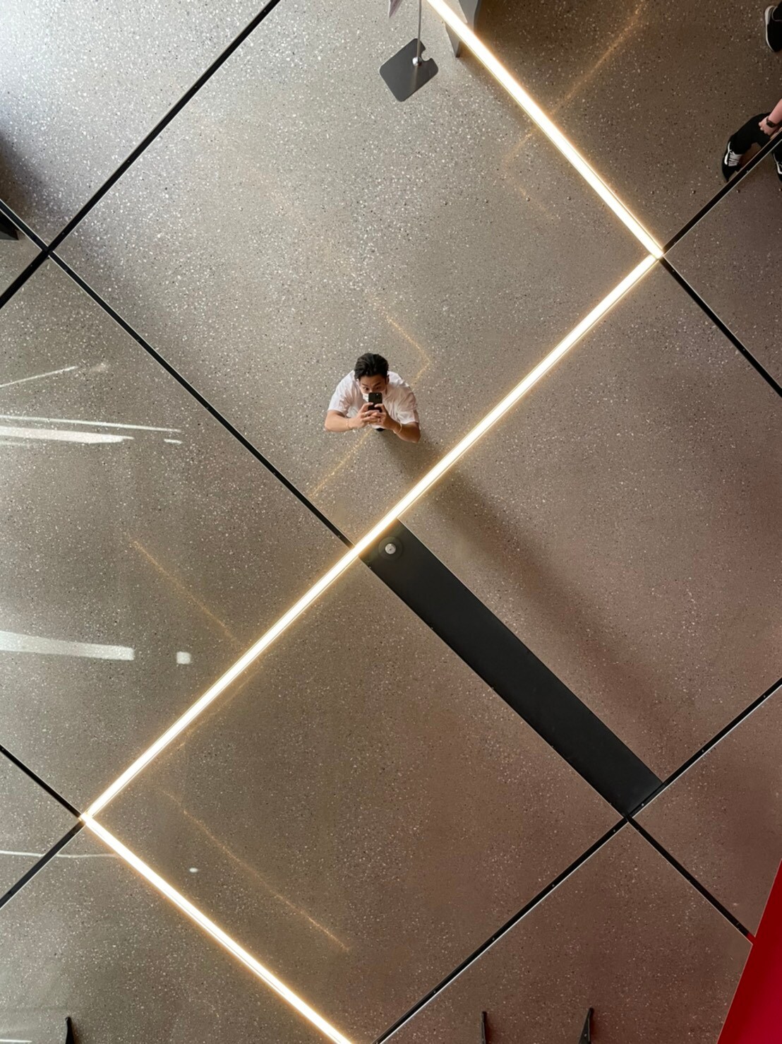 単独ツアー東京公演の時の！ 会場入り口付近にて！！ めちゃくちゃオシャレだったので、まこっちゃんみたいなことしてみました。笑笑（写真提供：RIKU）