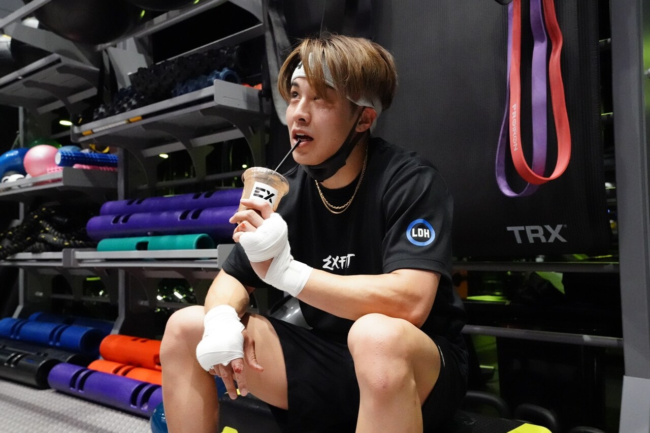 おまけ！笑 プロテイン補給中の僕。この後もパンチ打って、追い込みましたとさ！（写真提供：RIKU）