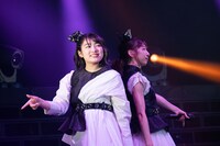 左から柏木ひなた、真山りか。