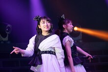 左から柏木ひなた、真山りか。