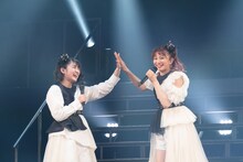 玉入れ勝利を喜ぶ柏木ひなた（左）と星名美怜（右）。