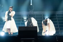 玉入れ審判の中山莉子（左）とうなだれる赤組。