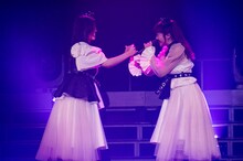 最後になる可能性もある「仮契約のシンデレラ」冒頭のセリフパートを演じる小林歌穂（左）と中山莉子（右）。