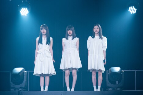 エビ中メンバーとしてステージに立つ桜木心菜、小久保柚乃、風見和香（左から）。