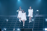 階段をゆっくりと下りるエビ中新メンバー。