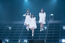 階段をゆっくりと下りるエビ中新メンバー。