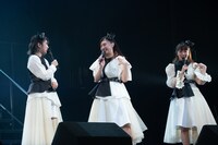 「まだ二十歳」と若さをアピールする小林歌穂（中央）。