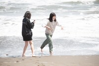 海辺を走るユノ。