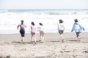 海に向かって走るエビ中新メンバー候補生たち。