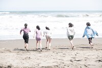 海に向かって走るエビ中新メンバー候補生たち。