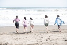 海に向かって走るエビ中新メンバー候補生たち。