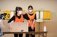 バラエティの定番「箱の中身はなんだろな？」に挑戦するココナ。