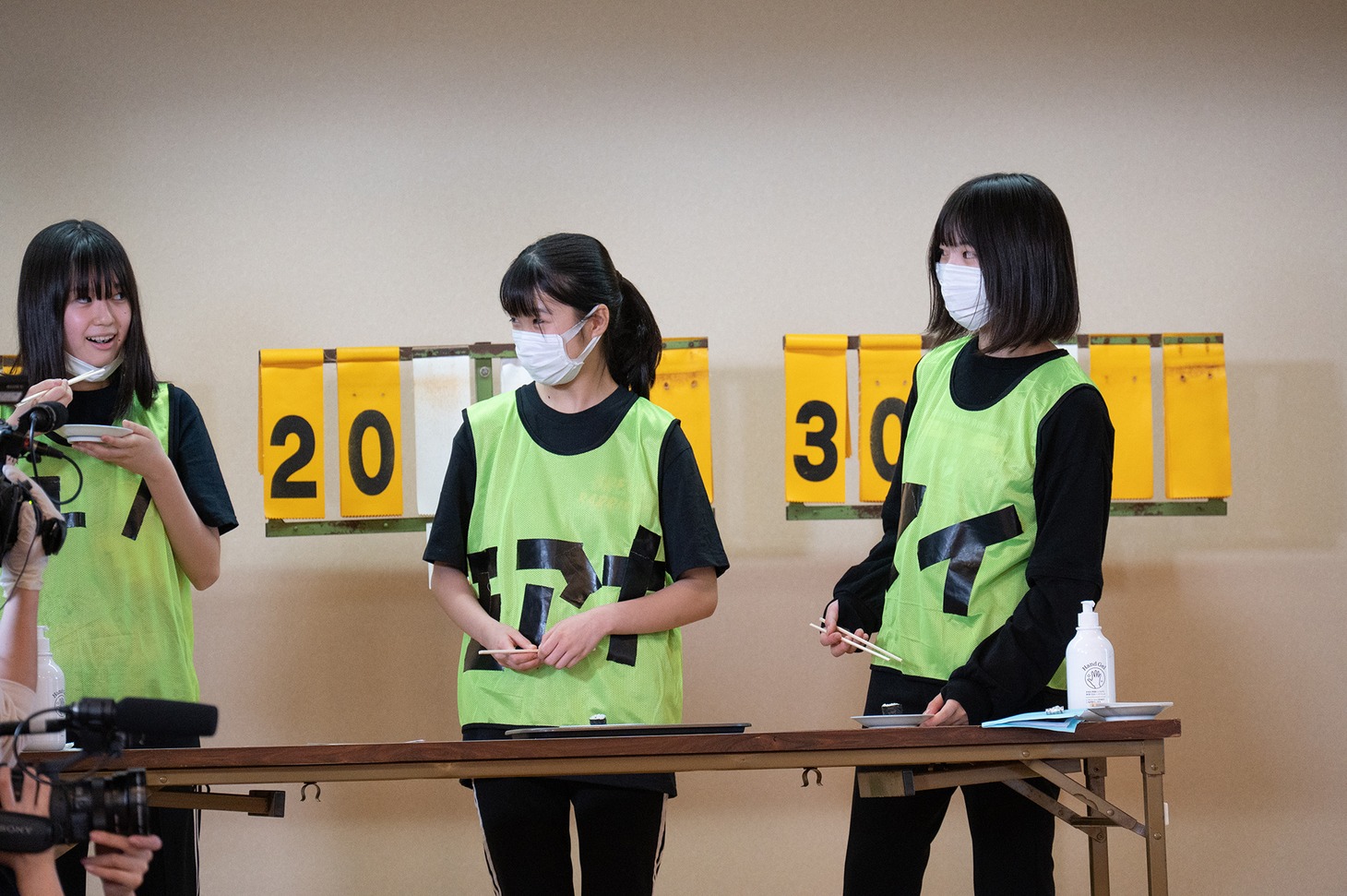 ワサビたっぷり寿司を食べる演技で見事エビ中メンバーを騙したユノ（左）。