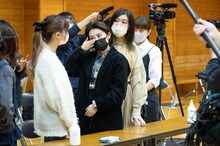 もらい泣きする柏木ひなた（中央）。