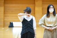 「ハイタテキ！」の見せ場「惚れたっ！」パートを取られたくないと泣く中山莉子（左）。