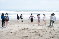 パフォーマンス審査を終え海を満喫するエビ中新メンバー候補生たち。