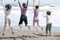 ジャンプするエビ中新メンバー候補生たち。