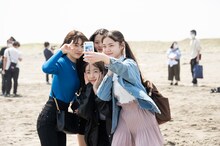 記念撮影するエビ中新メンバー候補生たち。