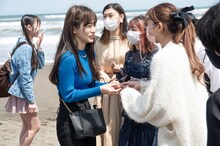 星名美怜に拾った貝殻をプレゼントするココナ（中央）。